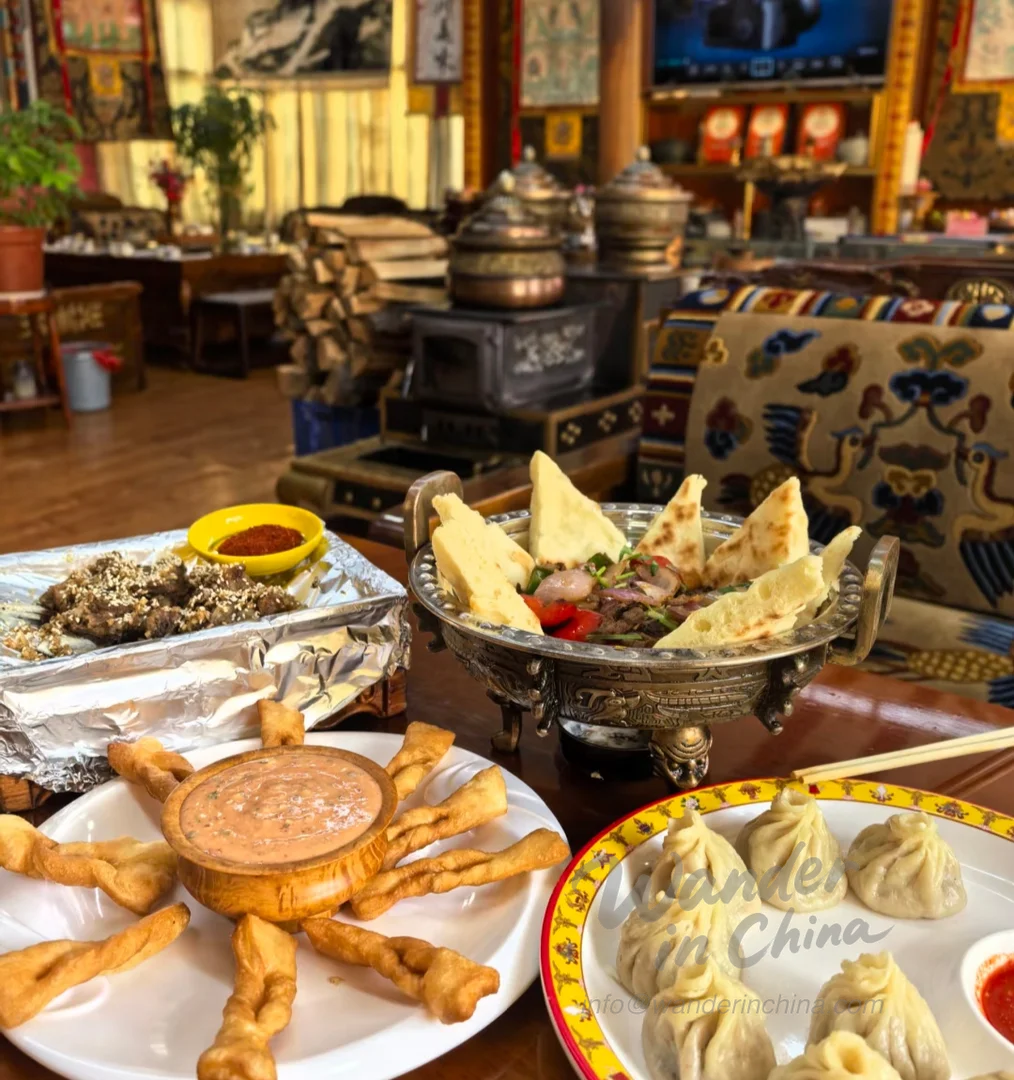 Auténtica comida tibetana servida en un restaurante de Lhasa.