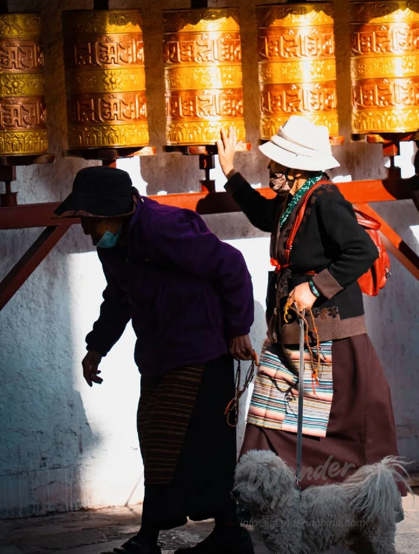 Rue Barkhor Lhassa : Pèlerinage, Shopping et Culture Tibétaine