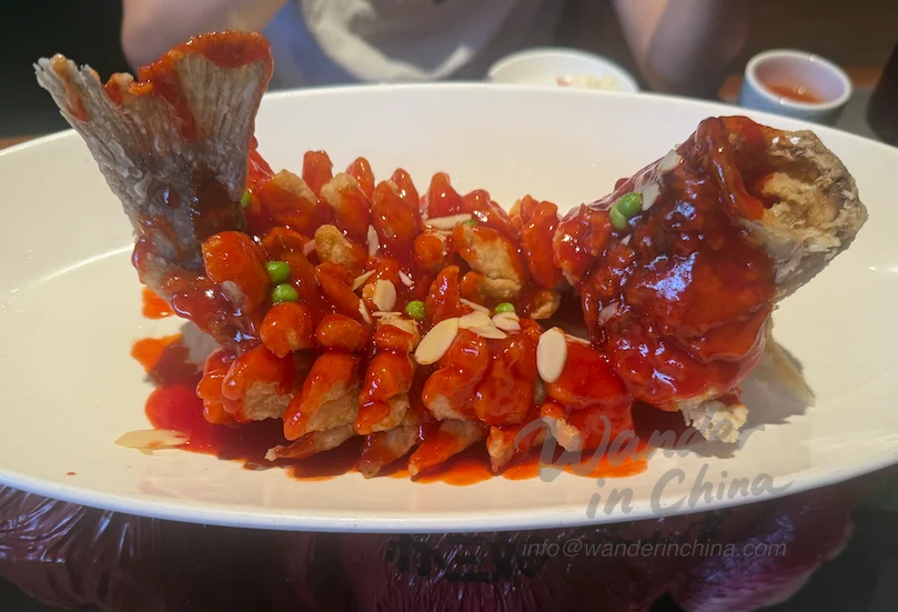 Wunderschön angerichtetes Gericht der Suzhou Küche.