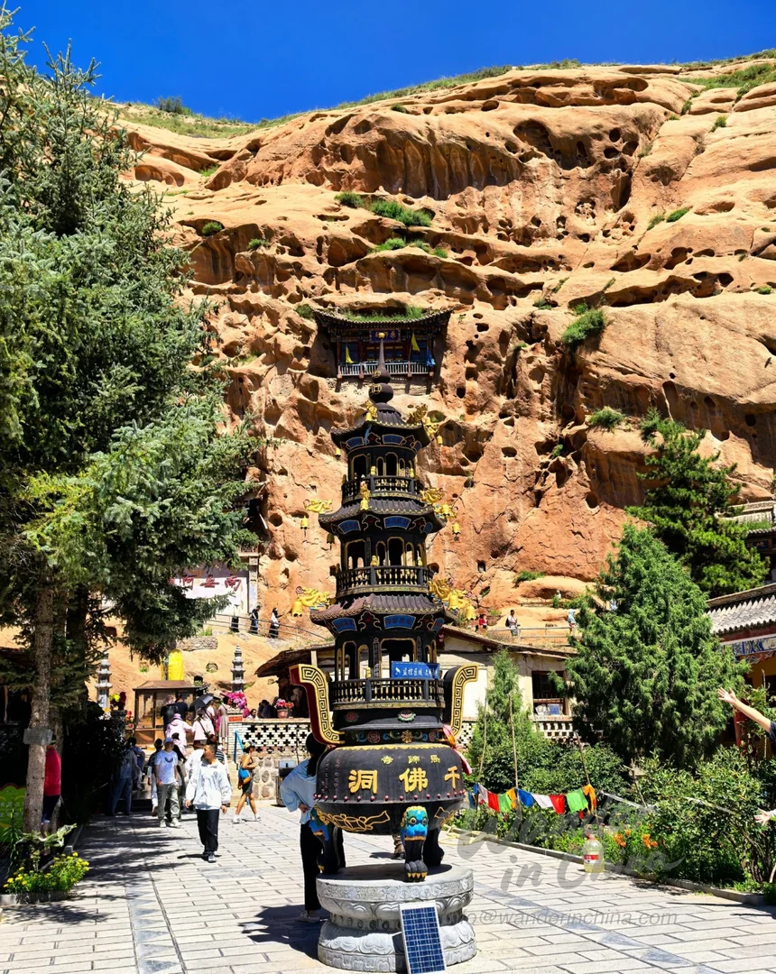 兰州附近的炳灵寺石窟。