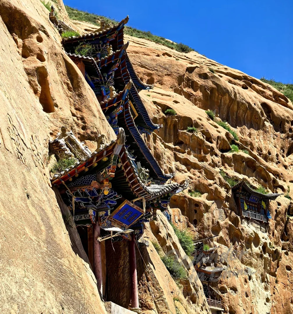 黄河上的炳灵寺千佛洞。