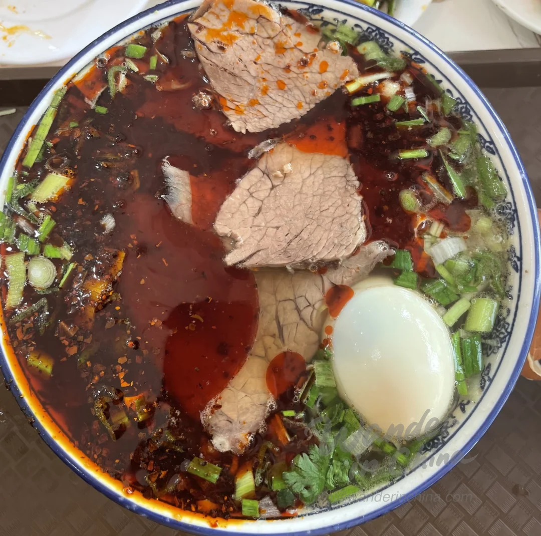 一碗正宗的兰州牛肉面。