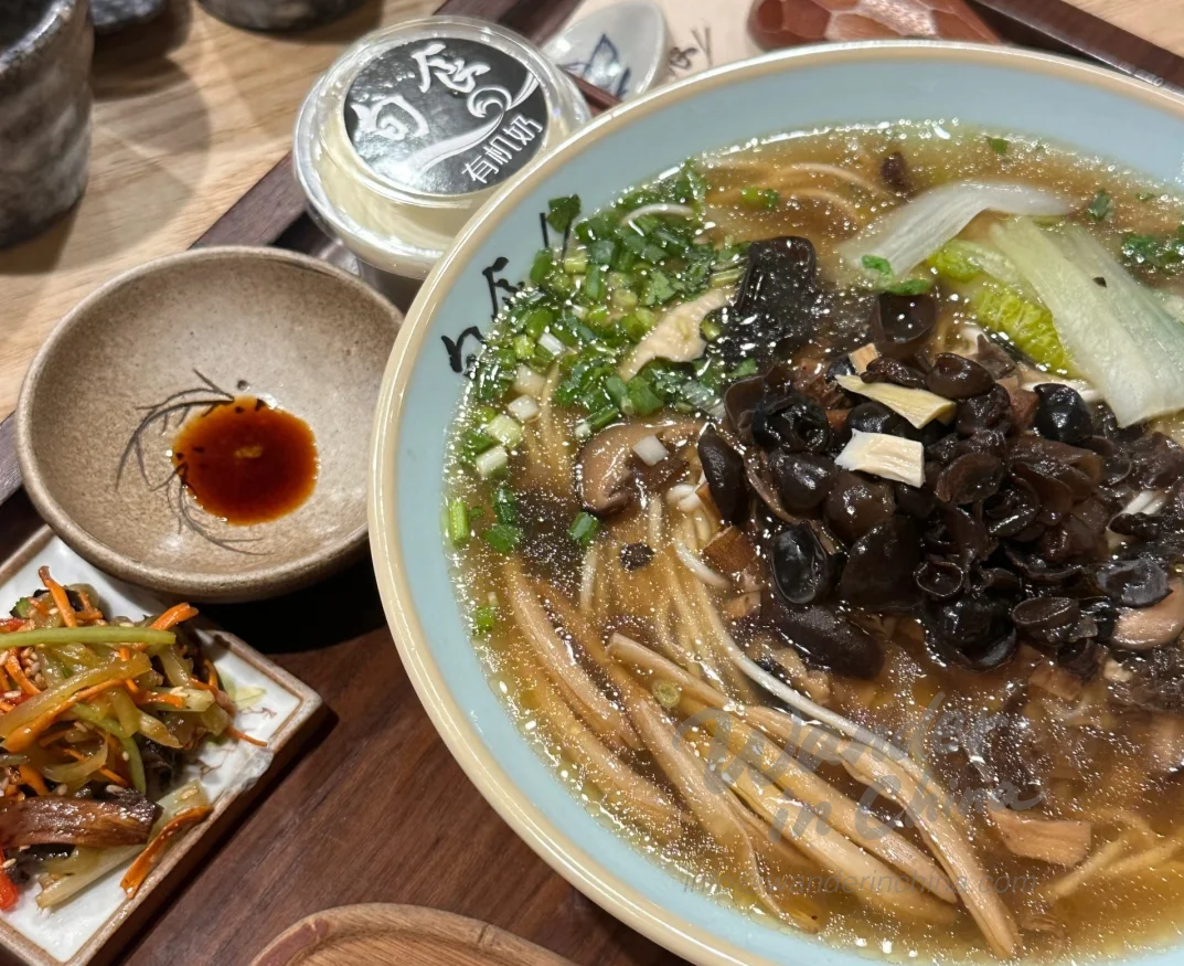Bol de soupe de nouilles Thukpa tibétaine à Lhassa.