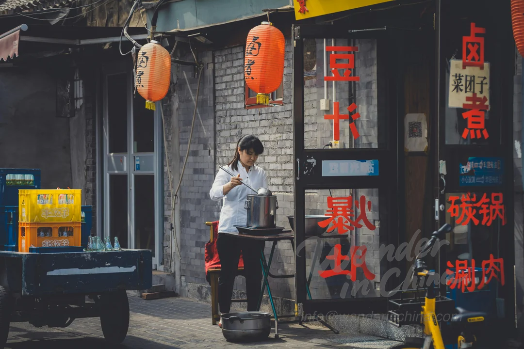 Lebhafte Hutong-Straßenessen-Szene in Peking.