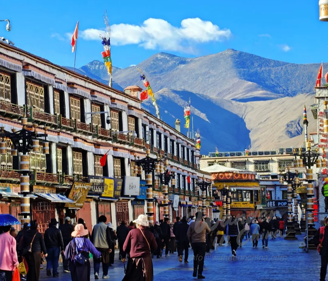 Scène de rue animée dans la rue Barkhor, Lhassa.
