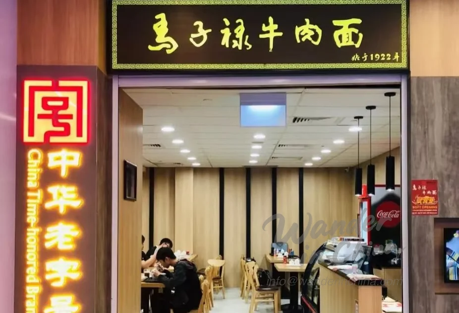 中國蘭州一家繁忙的蘭州牛肉麵餐廳。