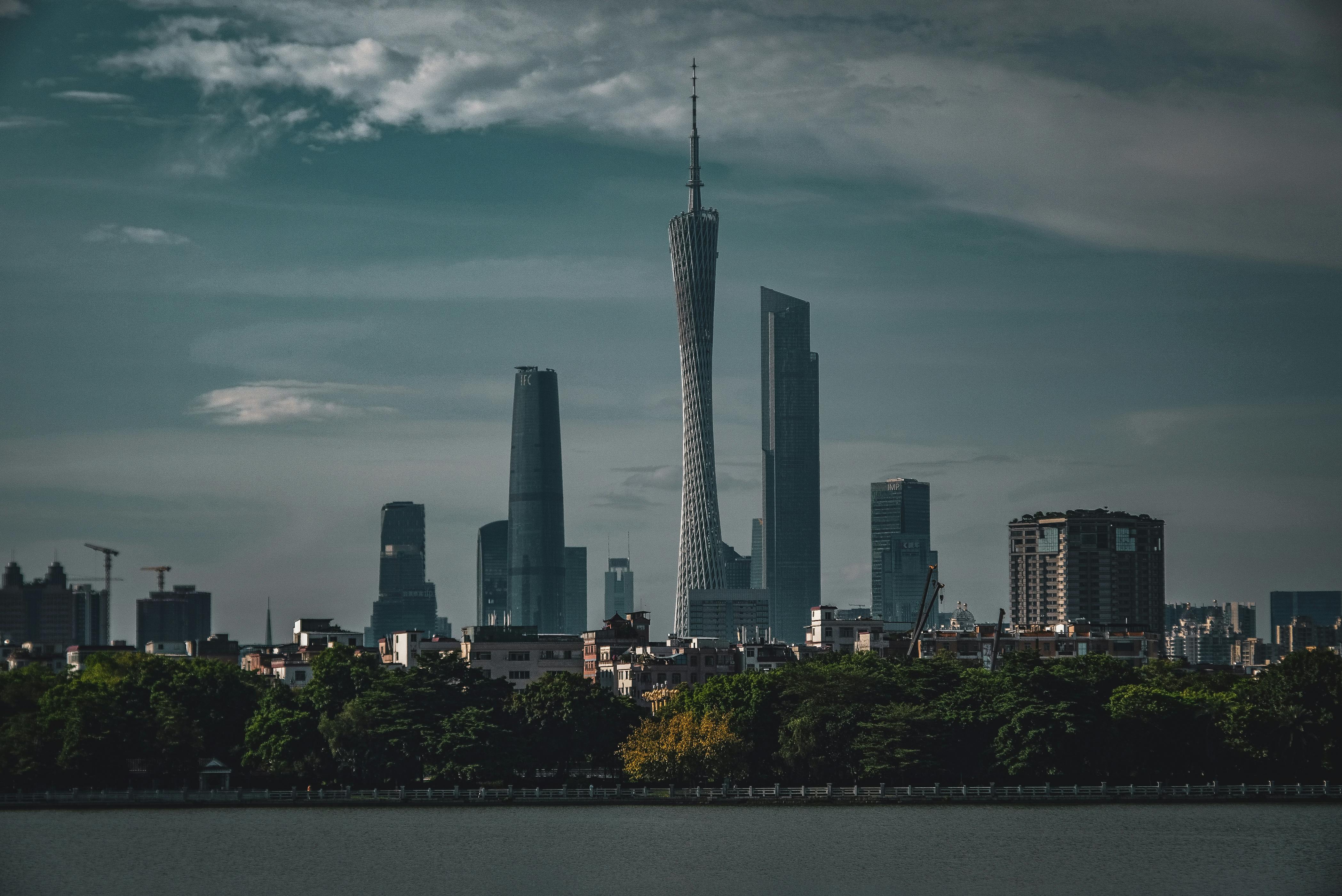 从珠江游船上看到的广州塔灯光秀。