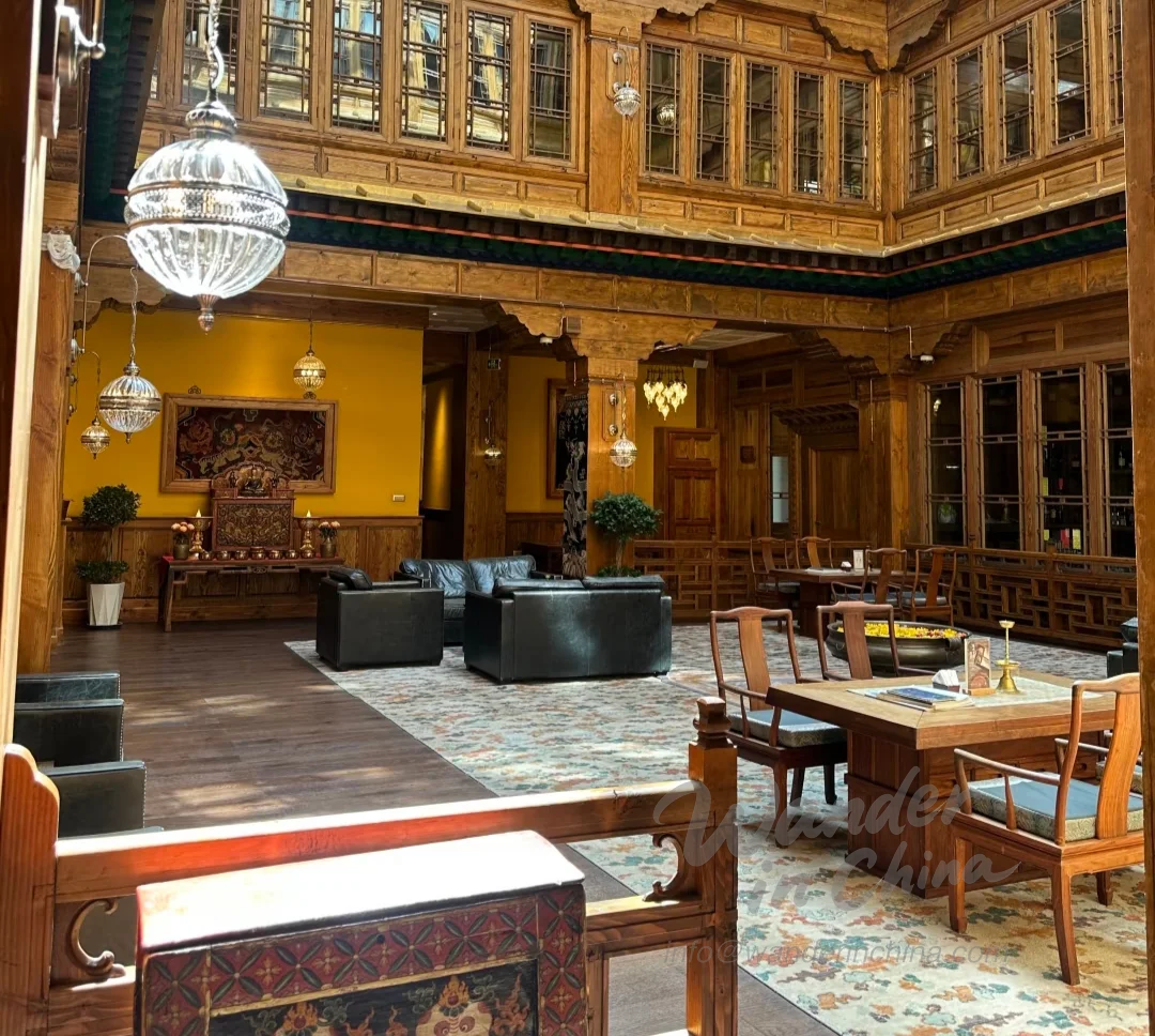 Salle commune confortable d’une maison d’hôtes à Lhassa.