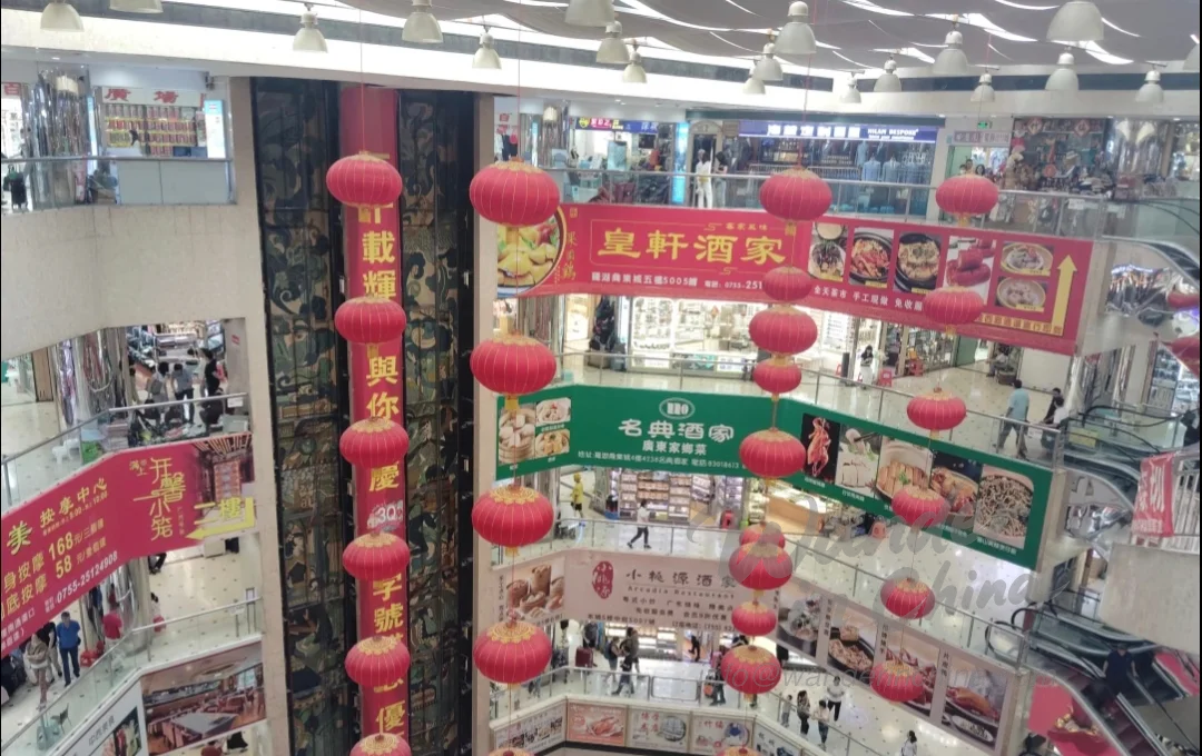 Pasillos abarrotados y compradores dentro de Luohu Commercial City en Shenzhen.