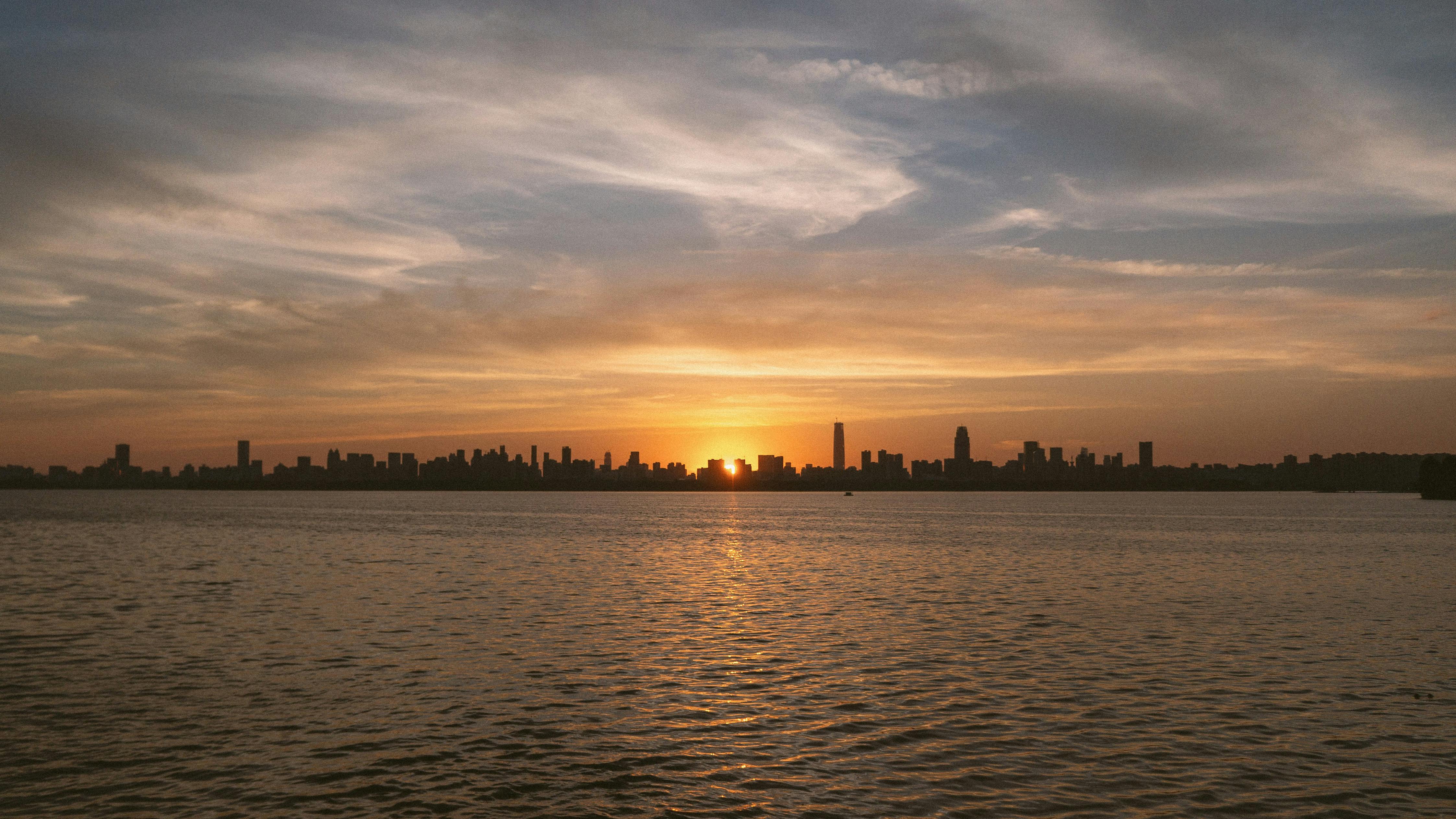 Radfahren am Ostsee Wuhan bei Sonnenuntergang.