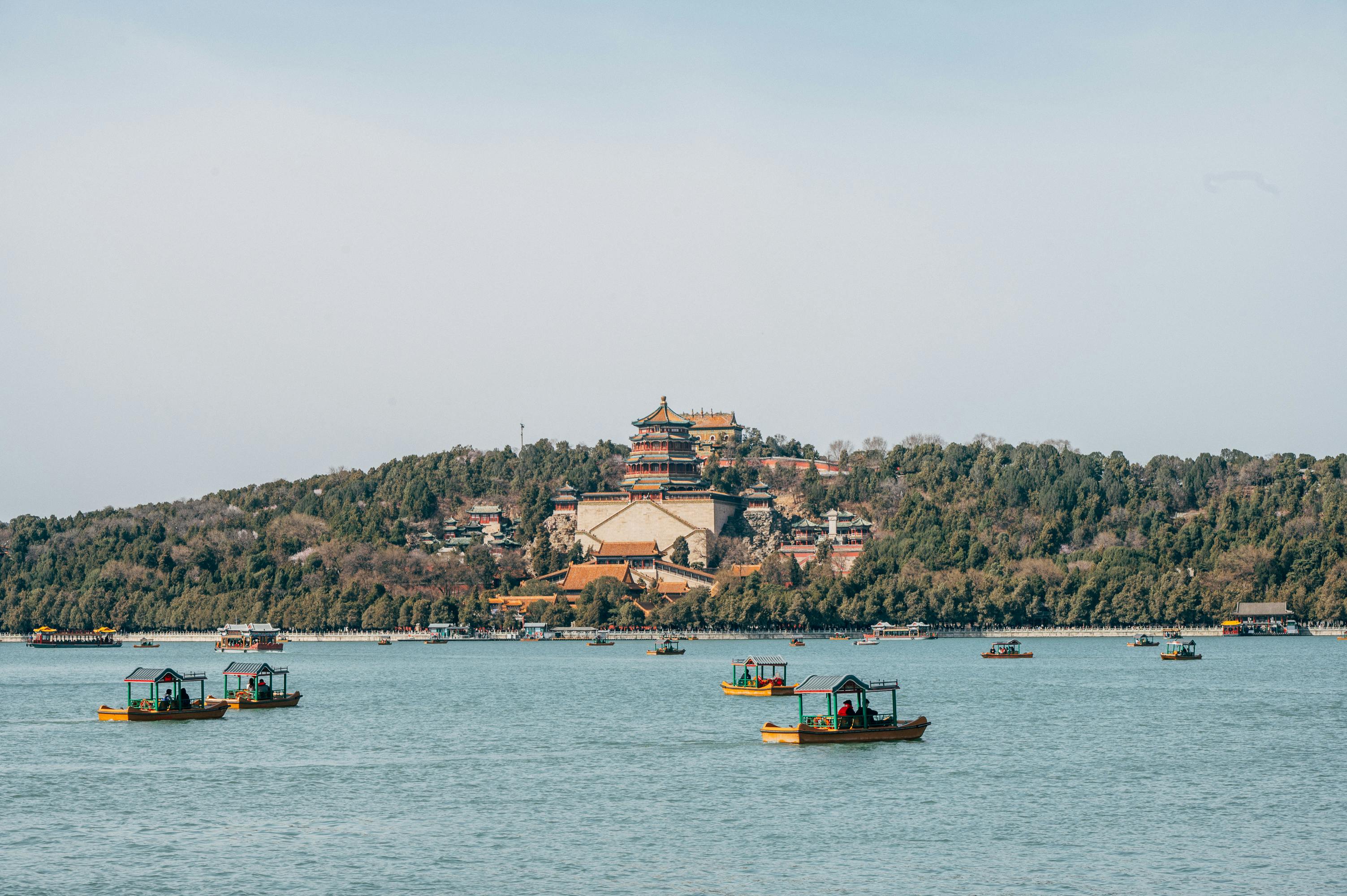 Lago Dianchi Kunming con barcos tradicionales.