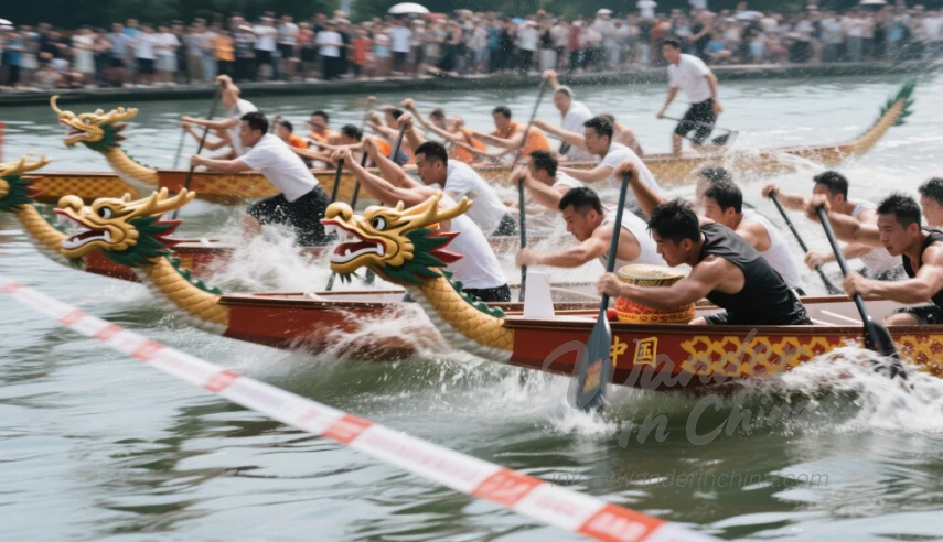 中国の龍舟レースの興奮したフィニッシュを捉えた低角度の高速写真。複数のボートがフィニッシュラインマーカーの近くで首を並べています。パドラーの顔は努力と集中を示しています。ボートの周りには水が劇的に飛び散っています。背景は岸にいる応援する群衆のぼやけたものです。スタイル：速いペース、現実的なスポーツ写真、動きと強度の強調。