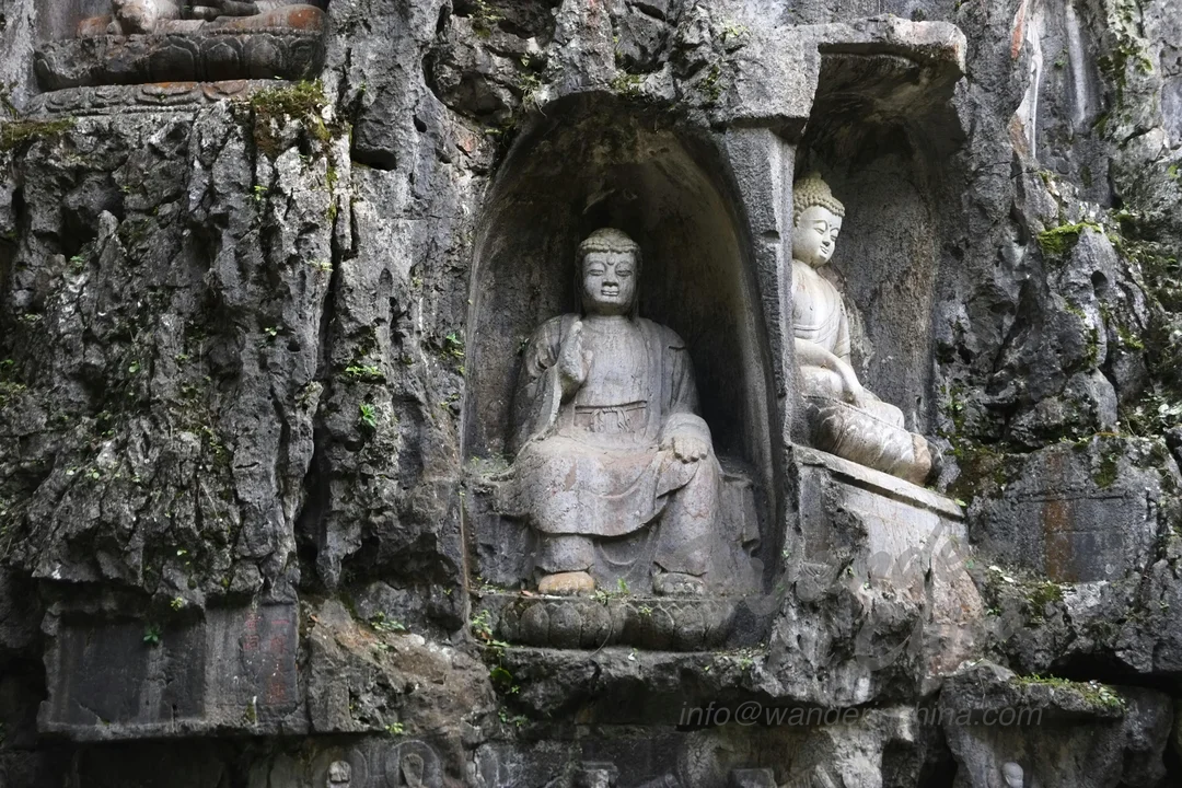 杭州灵隐寺的飞来峰石窟。