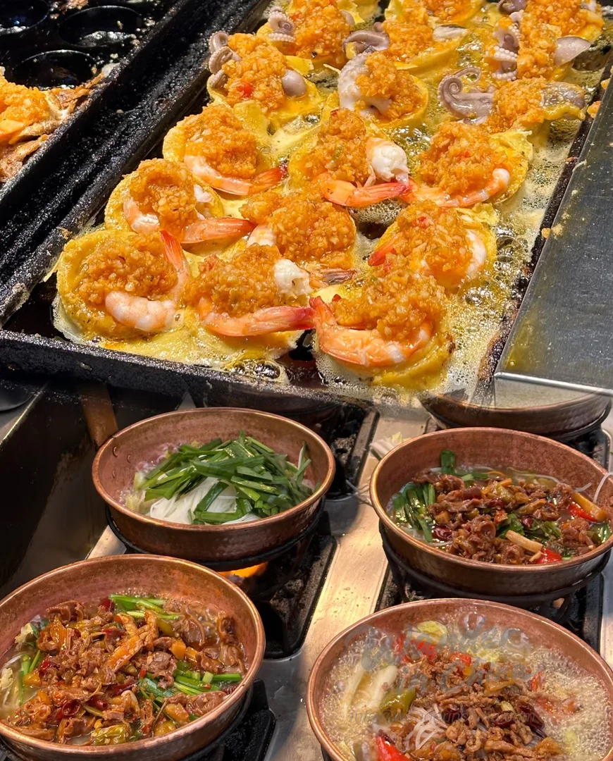 广州黄昏时分的街头食品市场。