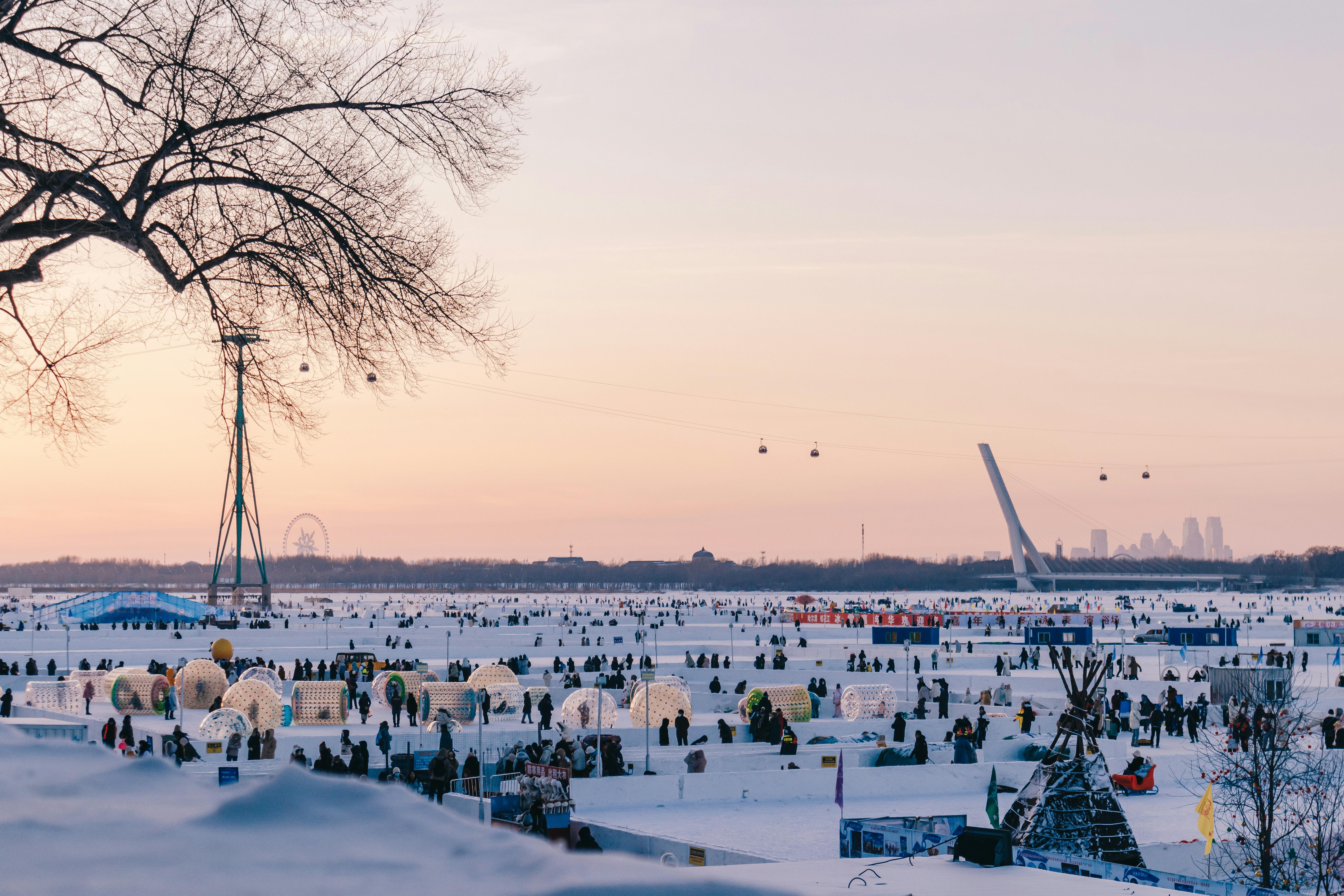 哈尔滨天际线在黄昏时分展示俄罗斯和中国建筑。