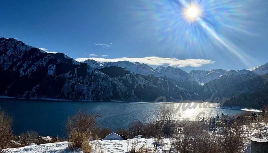 带有蒙古包和雪山的天山天池。