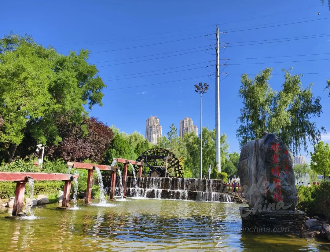 蘭州水車公園黃河中轉動的歷史水車。