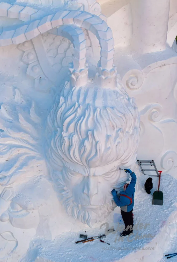 하얼빈 썬 아일랜드 파크 눈 박람회의 인상적인 눈 조각품.