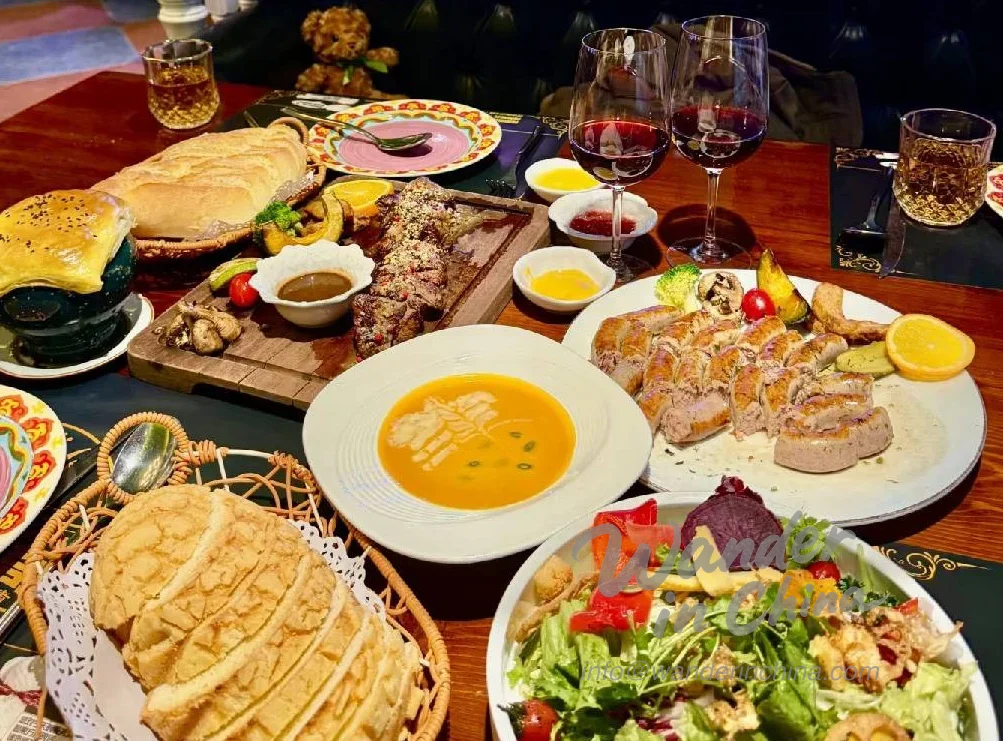 하얼빈에 있는 러시아 레스토랑의 내부.