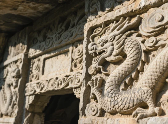 Intrincadas tallas en la Puerta del Dragón, Colinas Occidentales.