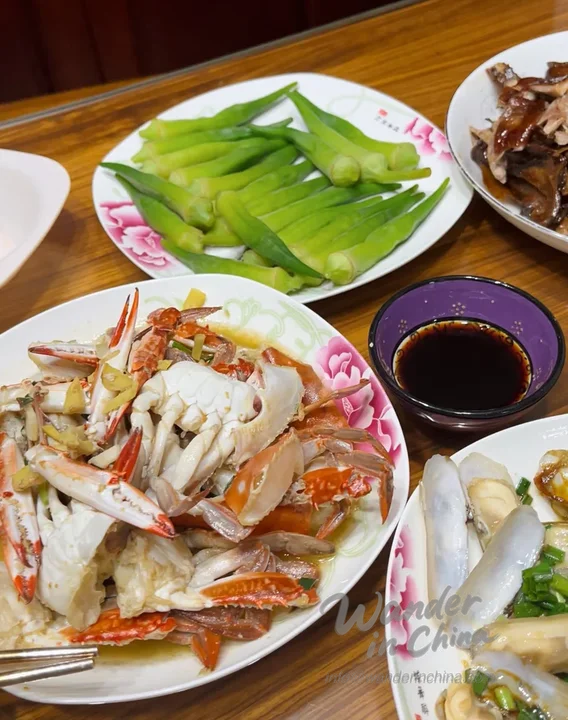 杭州美食的主要食材，包括茶叶、虾、姜和蔬菜。