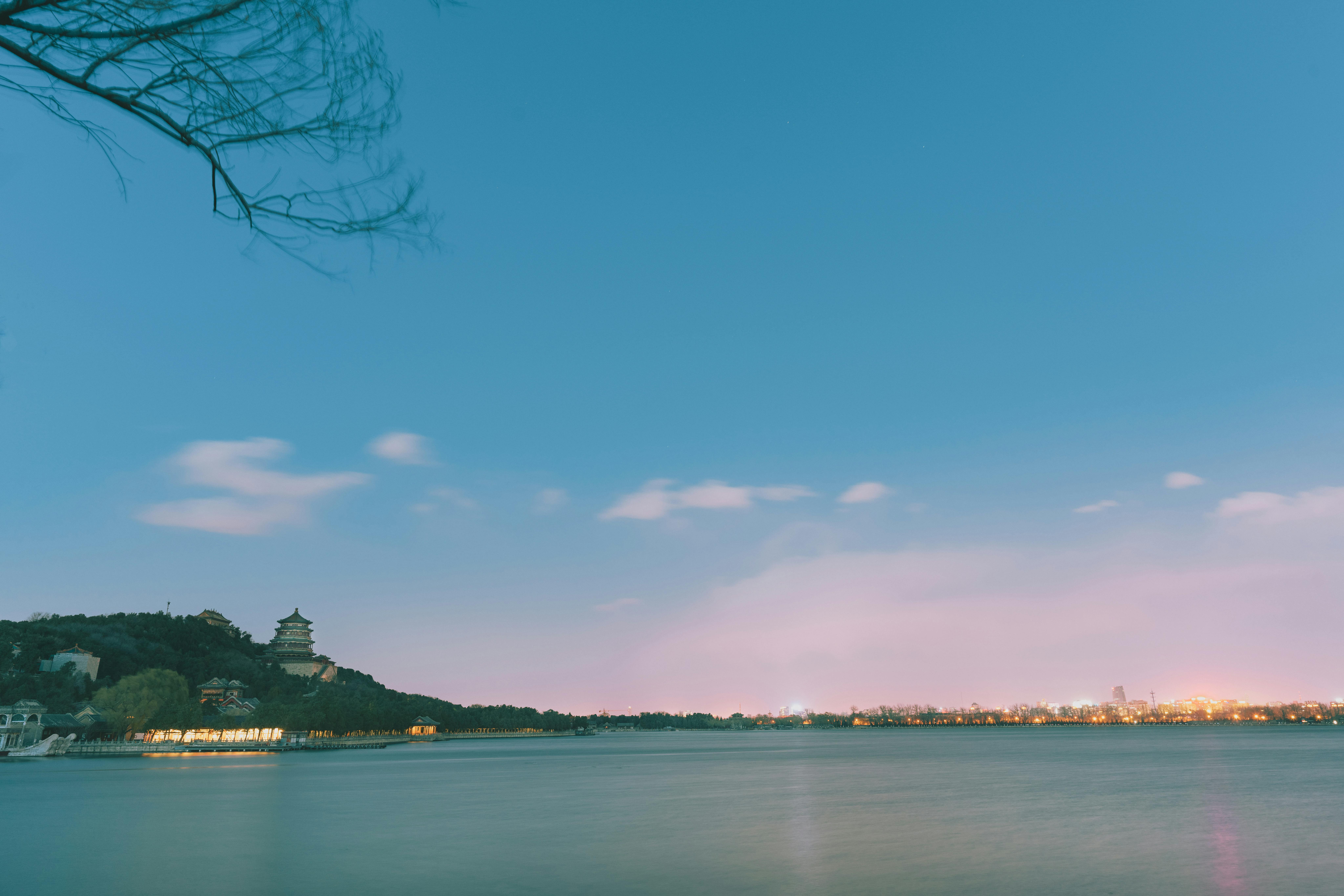 Horizonte de la ciudad de Kunming al atardecer.