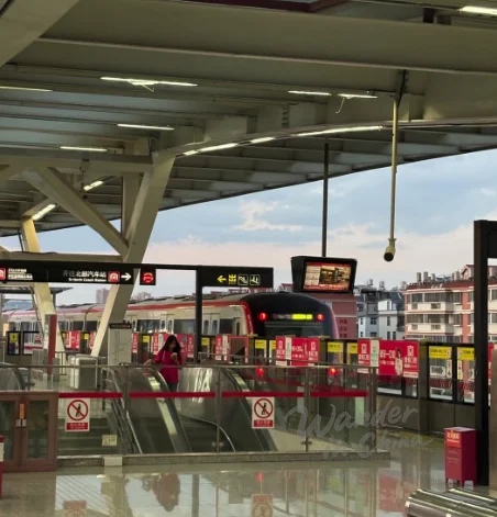 Plataforma de la estación de metro de Kunming con el tren que llega.