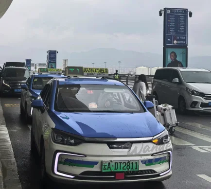 Taxi de Kunming en una calle de la ciudad.