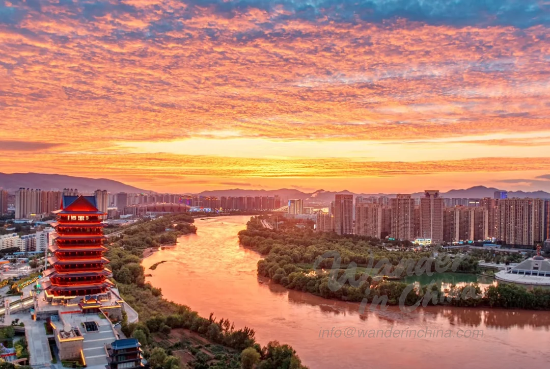 黄河沿岸的兰州城市天际线。