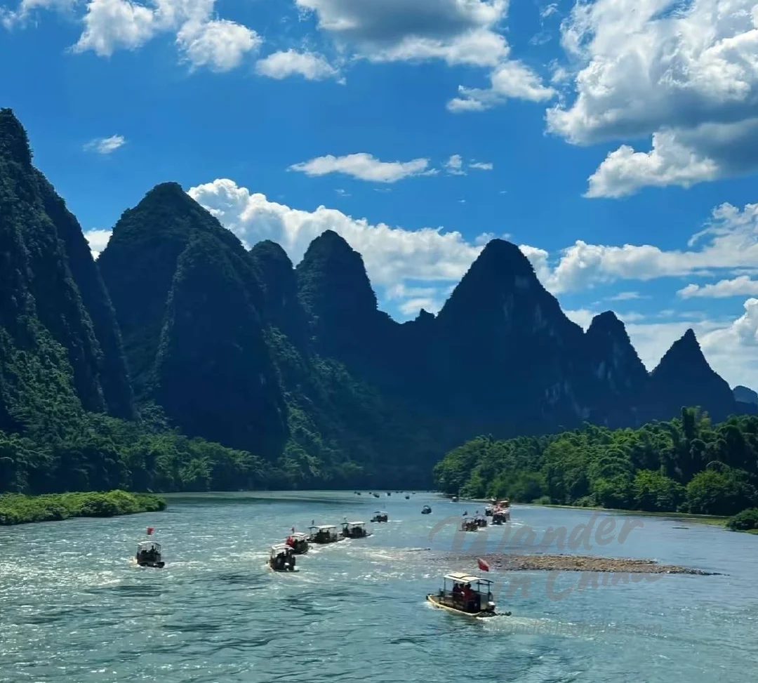 漓江遊船,背景是桂林的喀斯特山脈。