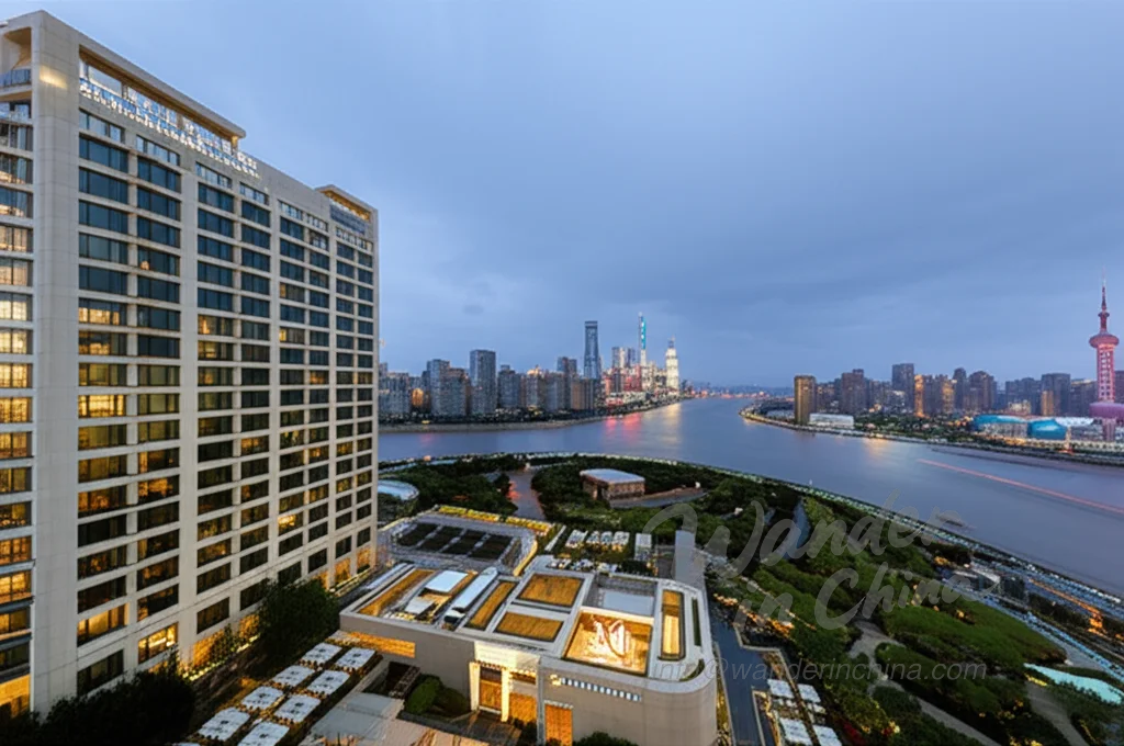 黄昏时分，拥有上海天际线景观的豪华酒店。