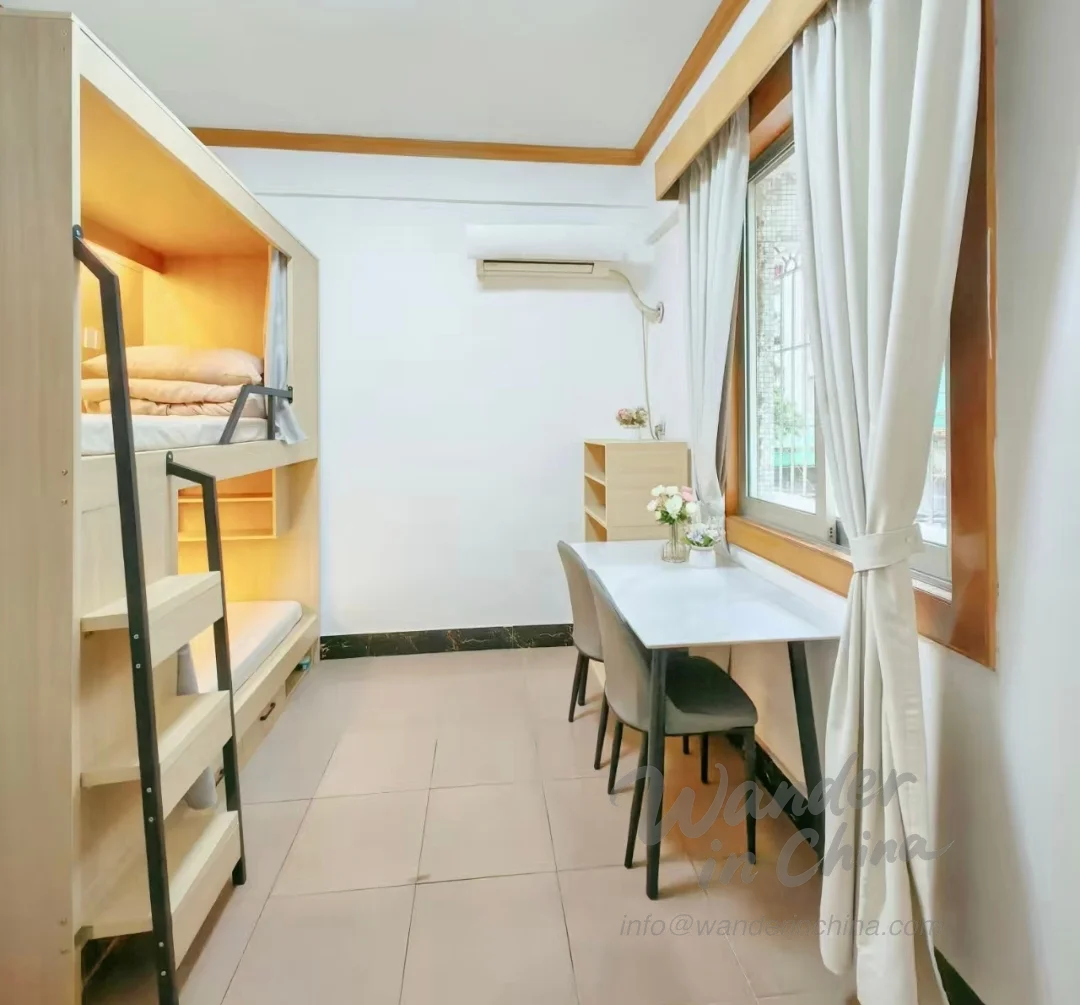 Moderna sala común de un albergue en Shenzhen.