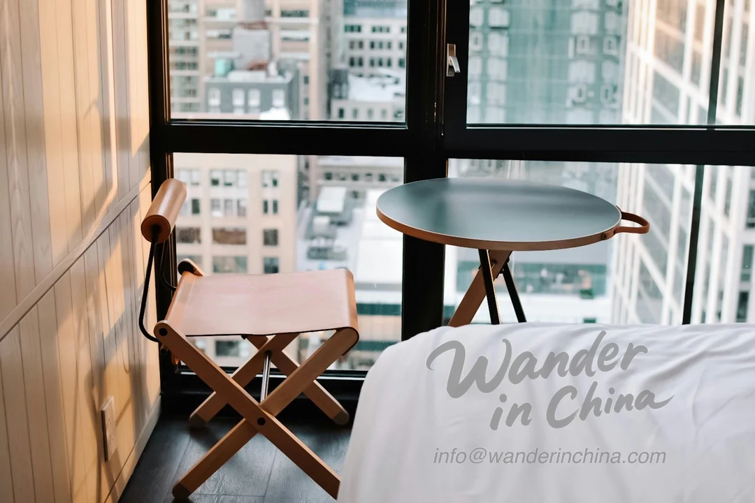Modern luxury hotel in Chongqing with city view.