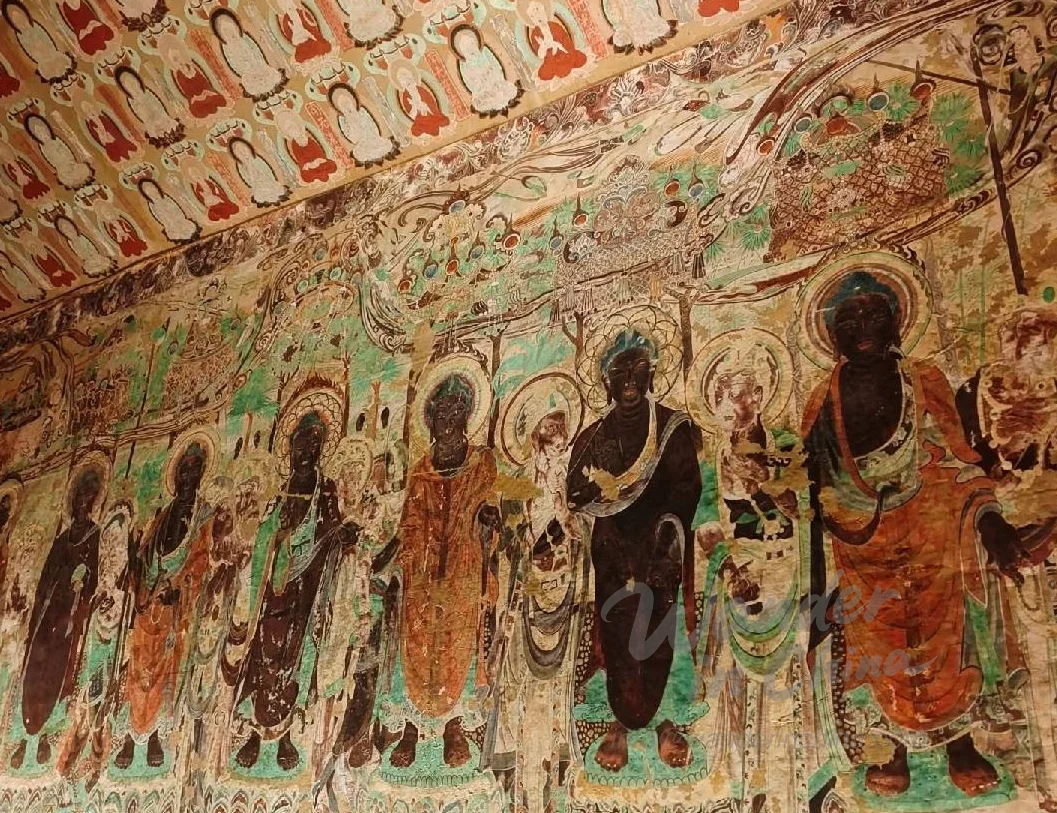 둔황 모가오 석굴 내부.