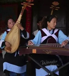 Naxi-Musiker spielen traditionelle Musik.