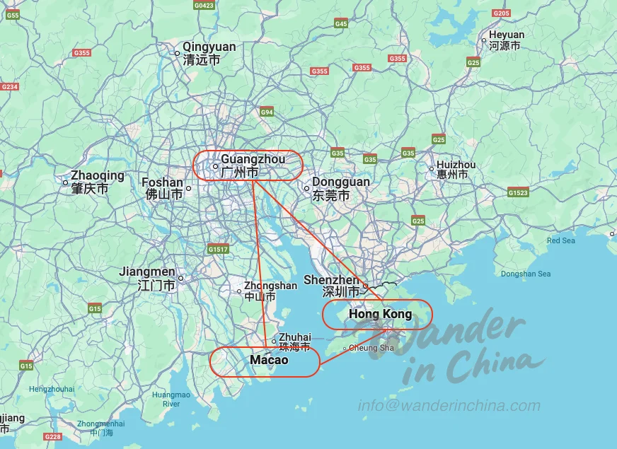 남중국 진주강 삼각주 지역의 명확하고 세련된 지도로, 홍콩, 마카오, 광저우의 위치를 강조합니다. 지도에는 주요 수로(진주강, 해안선)와 세 도시를 연결하는 페리 노선 및 고속철도 노선과 같은 주요 교통 링크가 표시됩니다. 스타일은 깔끔하고 여행 가이드에 적합한 정보를 제공합니다.