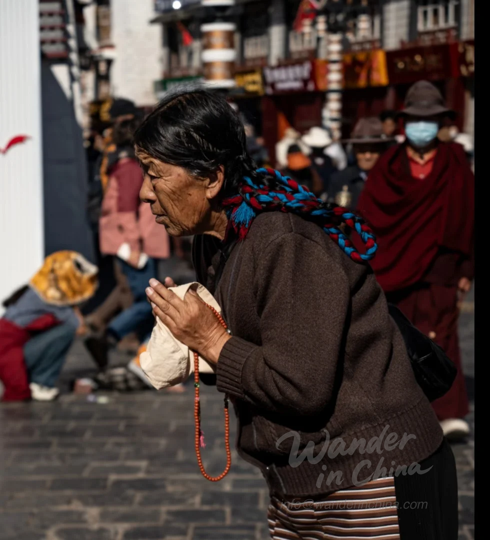 Pèlerins marchant dans la rue Barkhor à Lhassa.