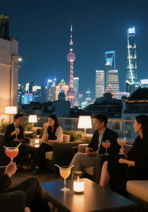 拥有天际线景色的上海精品酒店屋顶酒吧。