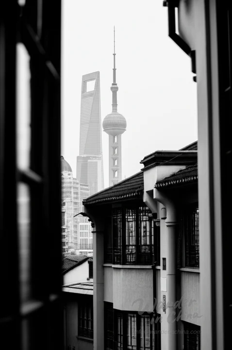 上海天际线穿过石库门小巷。