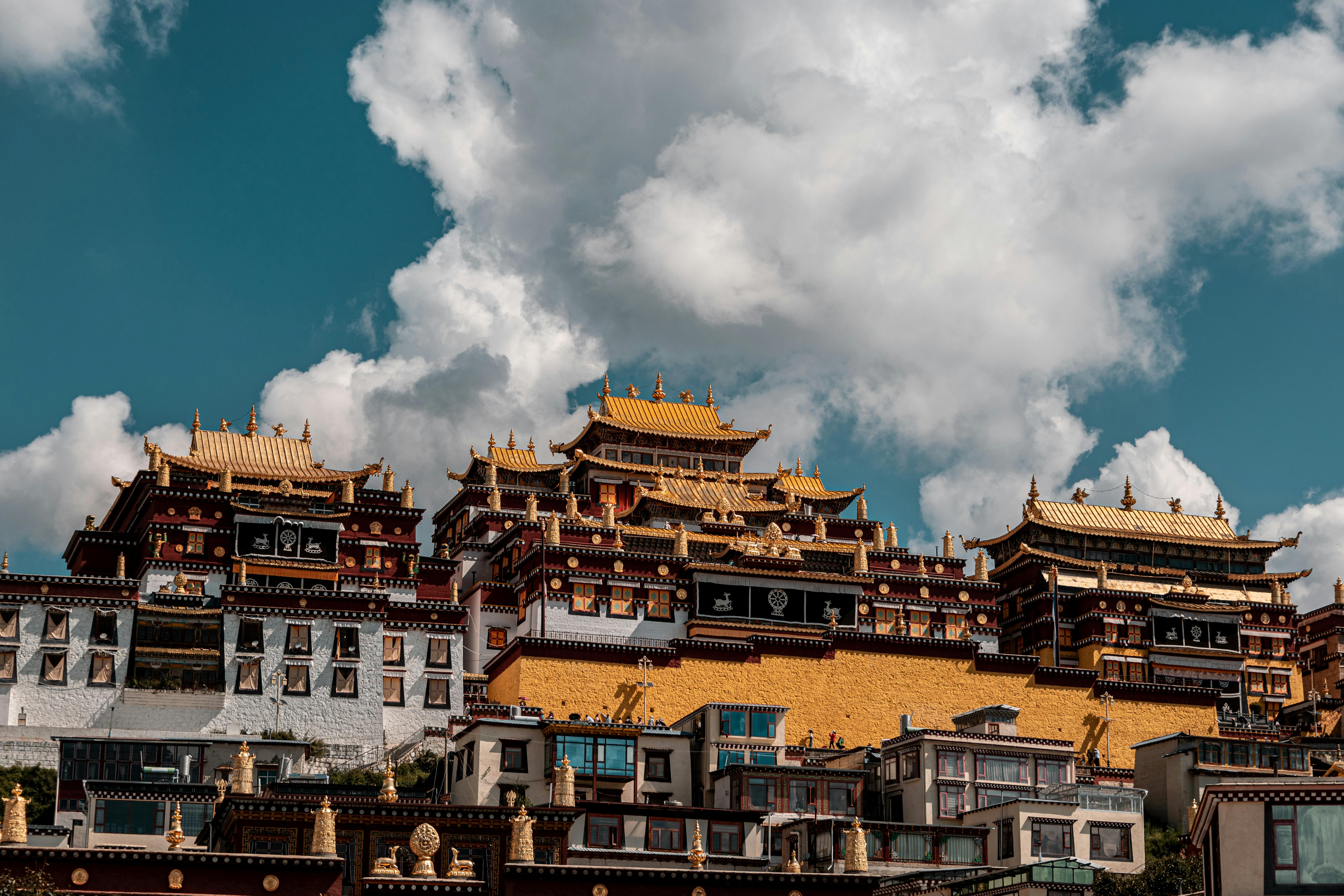 香格里拉旅游指南:探索云南的藏族文化