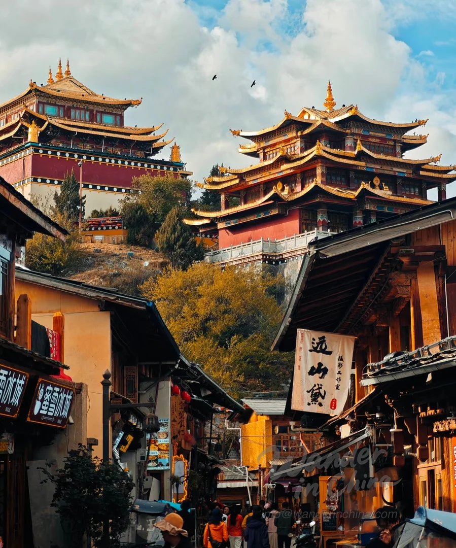 香格里拉古城独克宗日落景色