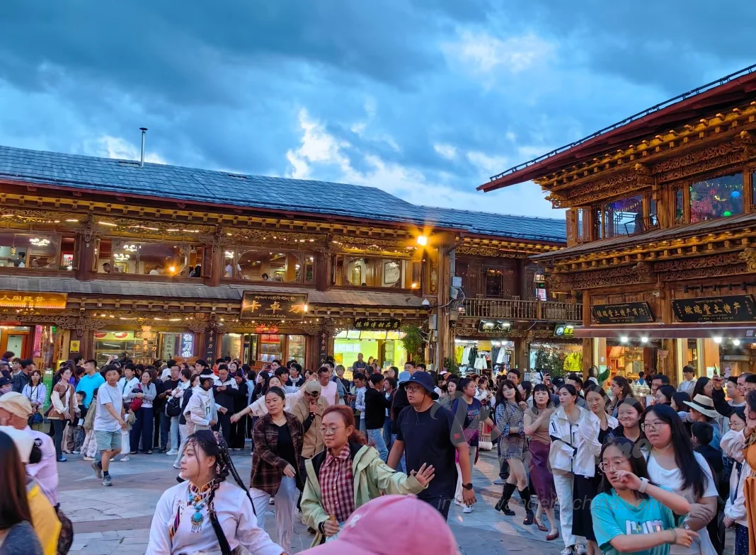 香格里拉古城四方街市场