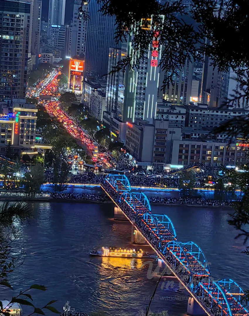 兰州天际线，黄河沿岸有现代化的酒店。