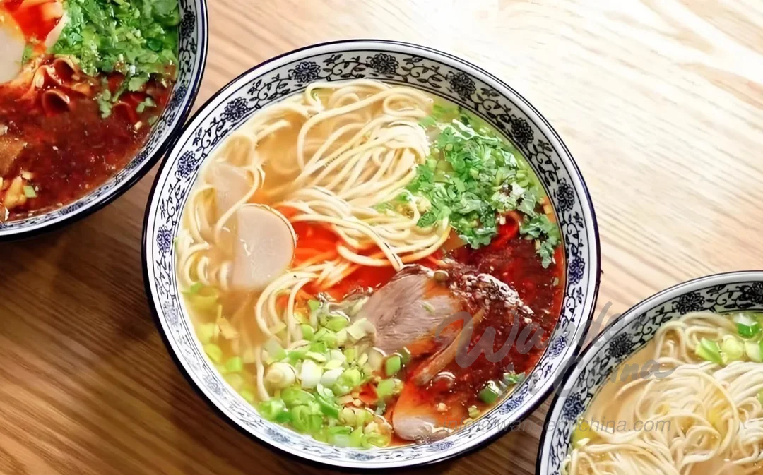 一碗熱氣騰騰的正宗蘭州牛肉麵。