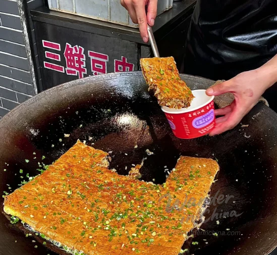 Street vendor preparing Doupi in Hubu Alley, Wuhan.