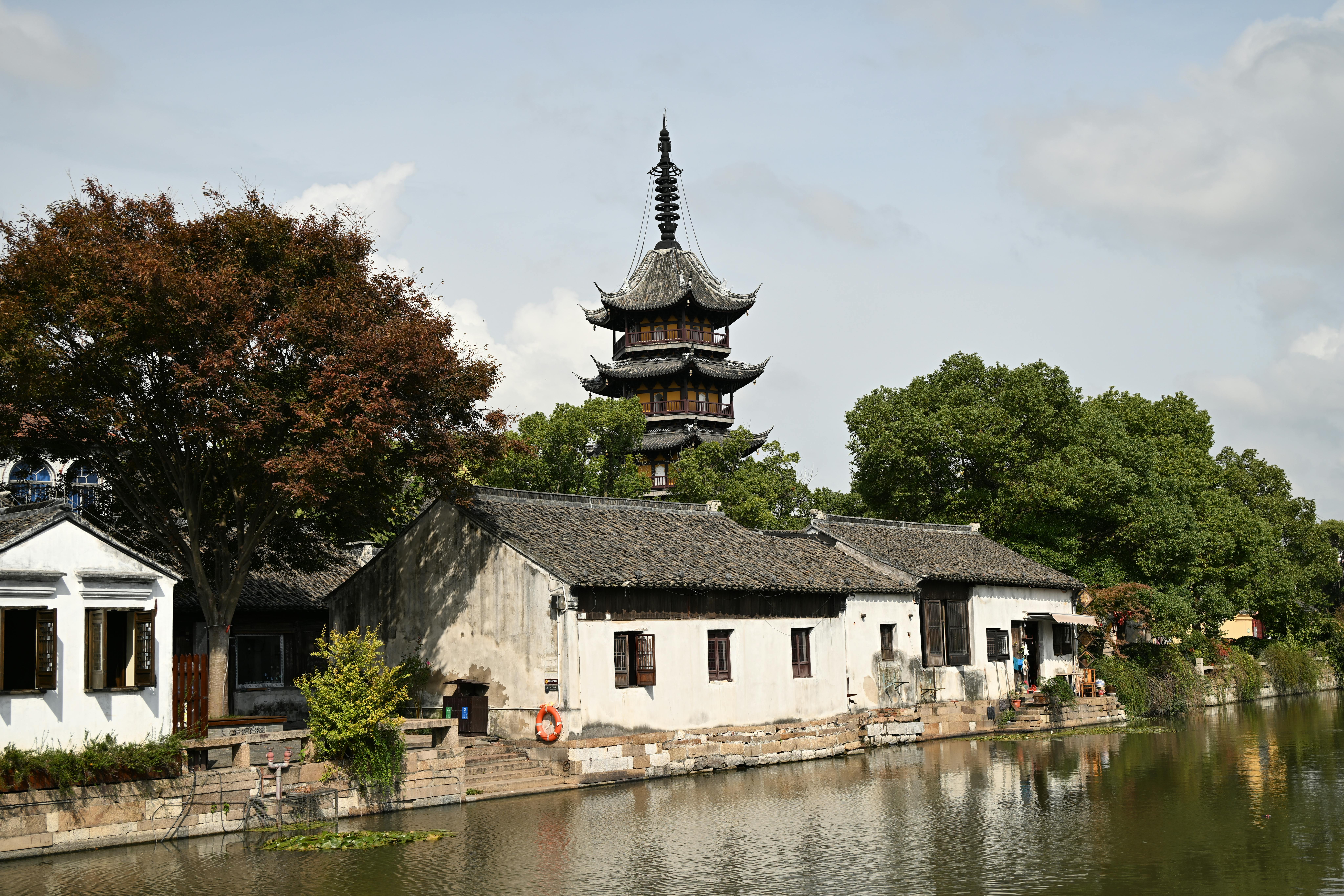 Suzhou Kanal mit traditioneller Architektur.