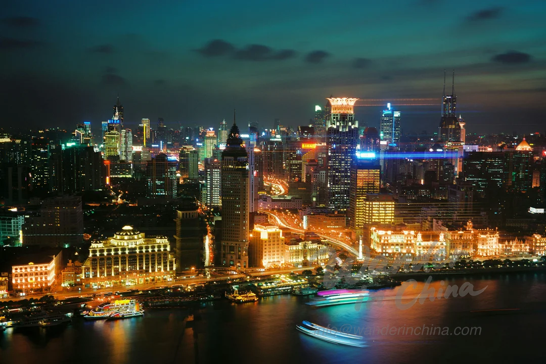 白天的上海外滩，展示了历史建筑和现代天际线。