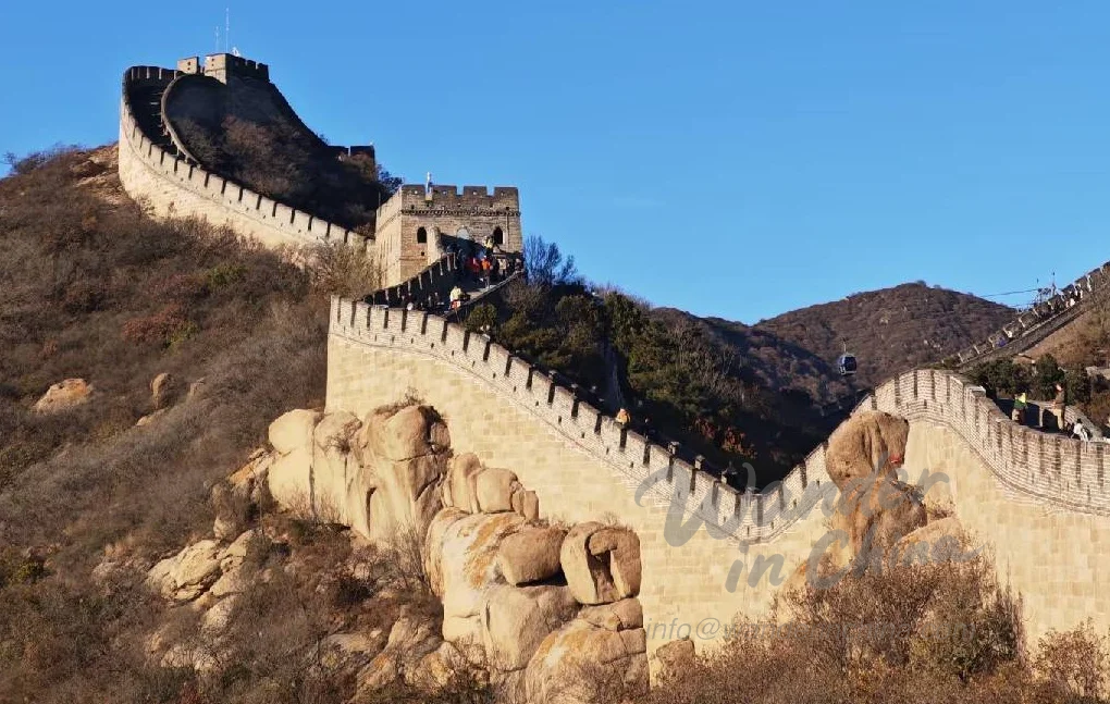 中國長城蜿蜒於群山之間。