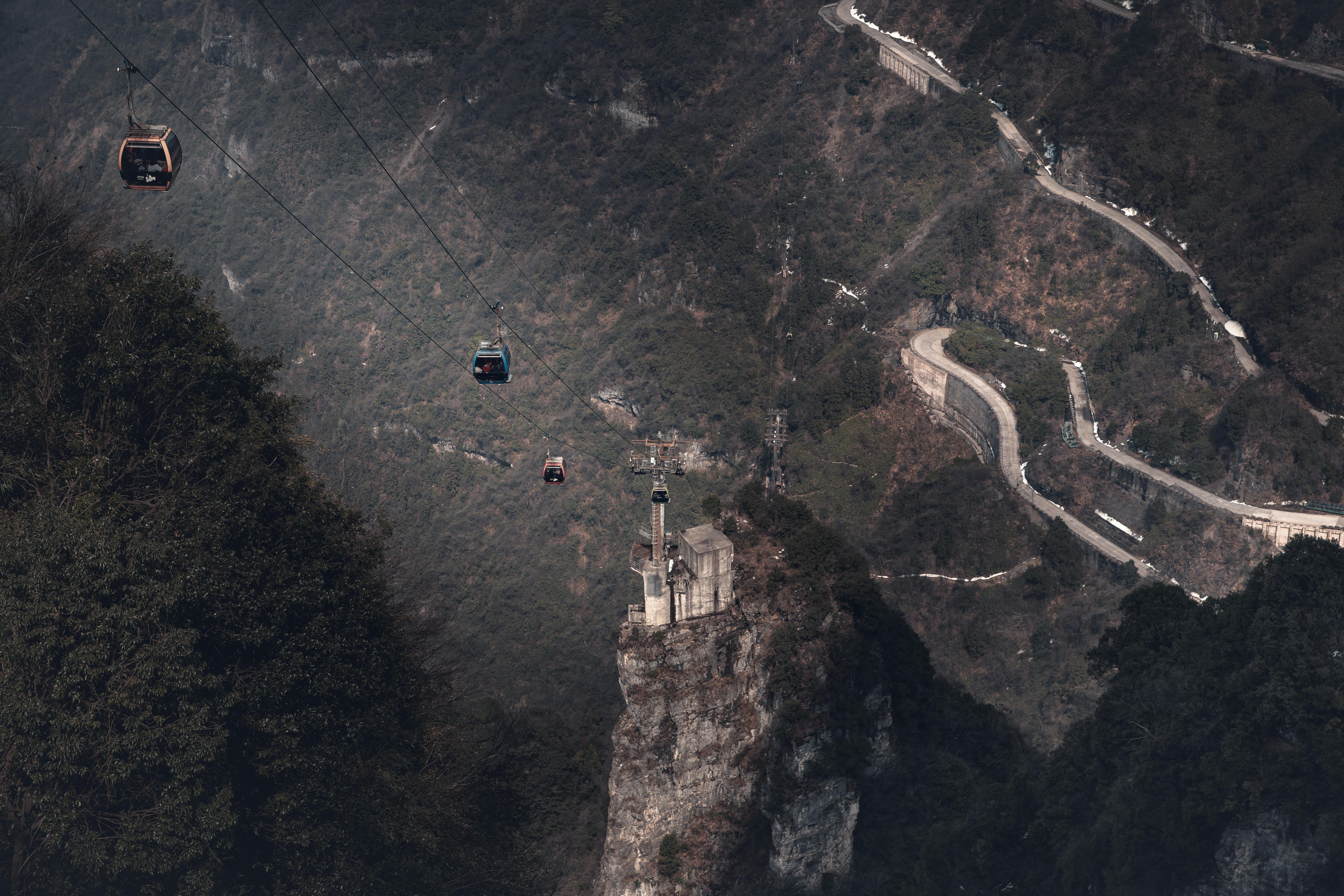 天门山缆车99道弯景观。