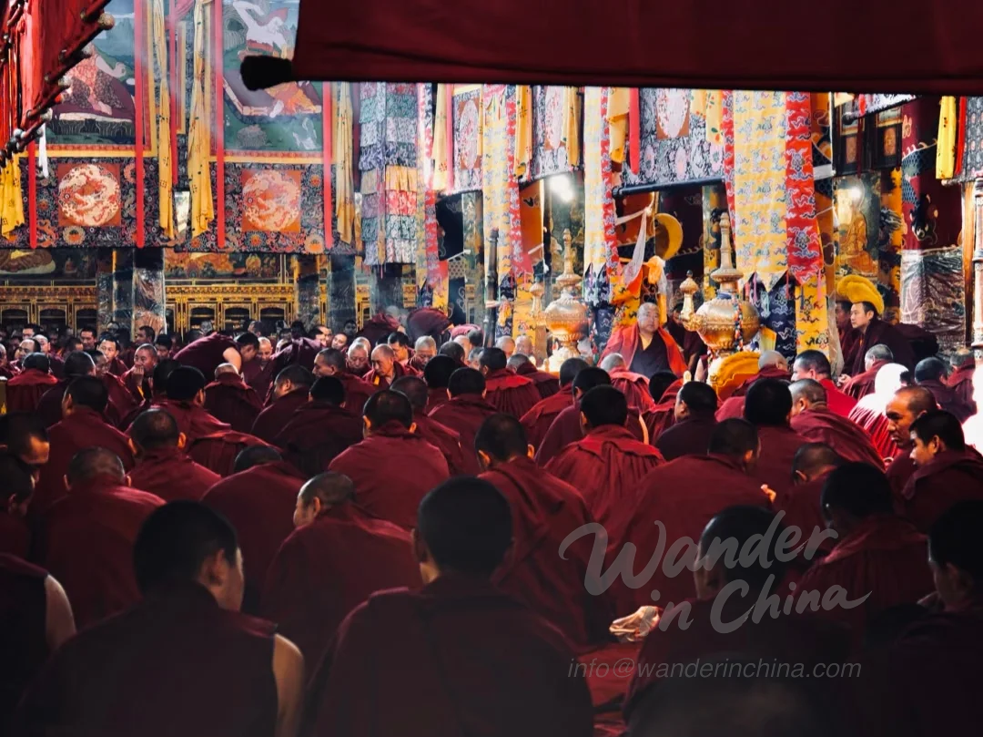Monjes tibetanos circunvalando el Templo de Jokhang en Lhasa.